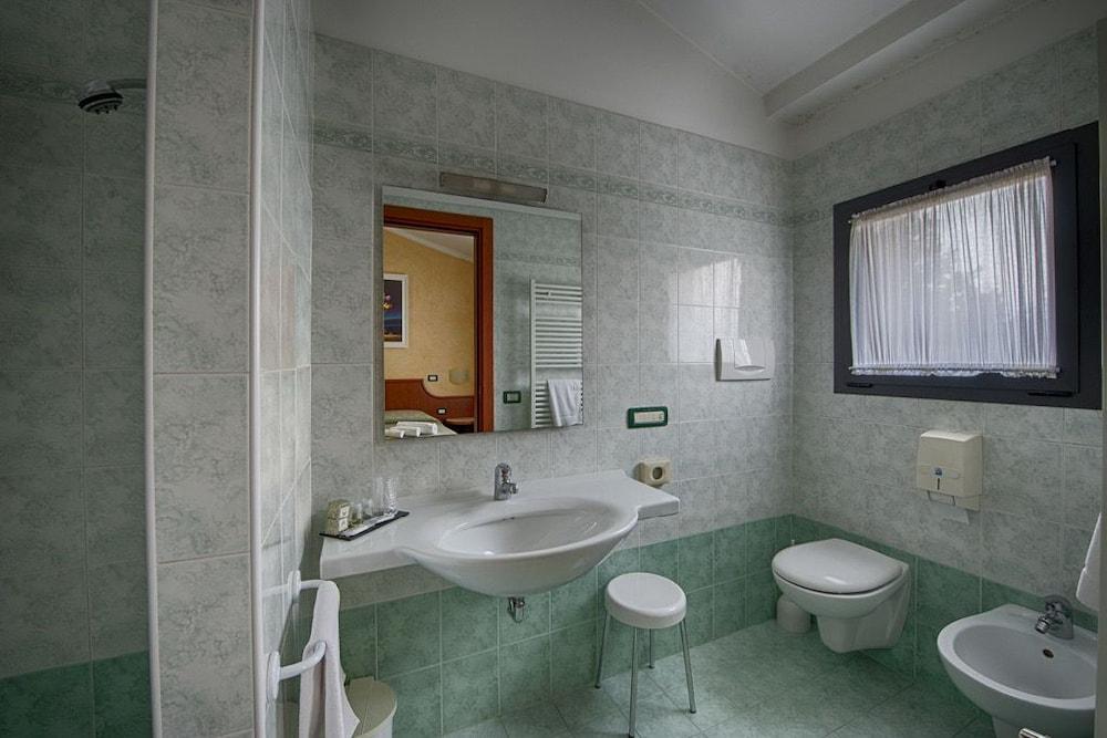 Hotel Guerro Castelvetro di Modena Bagian luar foto